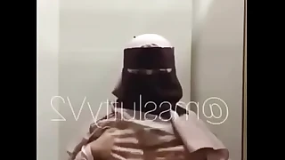 Ukhti Jilbab Lebar Masturbasi di Loo