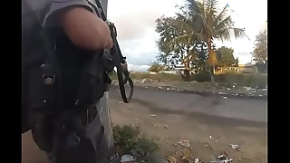 Polícia seduzindo com fuzil para traficantes