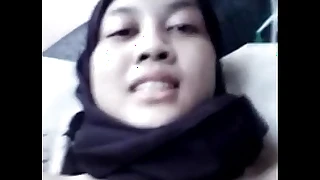 Hijaber cantik ngocok memek mulusnya karena udah sange