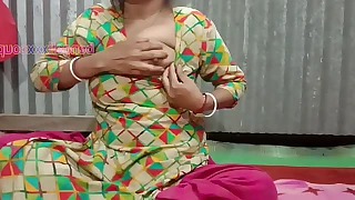 सेक्सी बंगाली हॉट xxx मोडल टुम्पा उसकी चुत पे उंगली घुसाके सेक्स की मजा लिया।