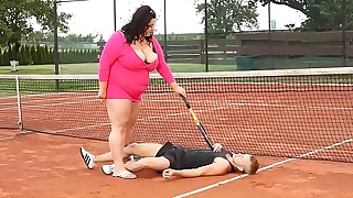 Obese woman facesits exposed to will not hear of trainer at the fuck-off court