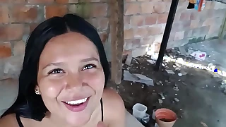 CHICA COLOMBIANA SE FOLLA A SU VECINA PARA CERRAR EL TRATO